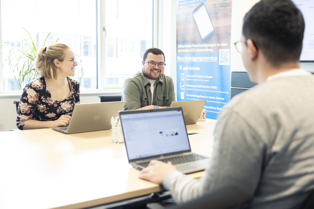 mitarbeitende im meeting