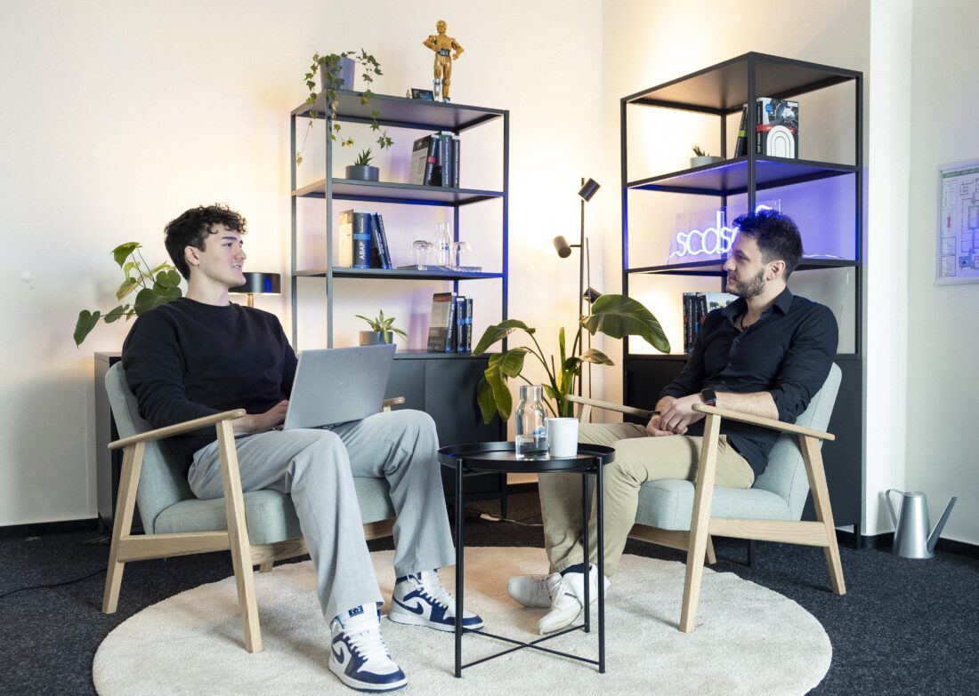 zwei mitarbeitende im gespräch im content creation room